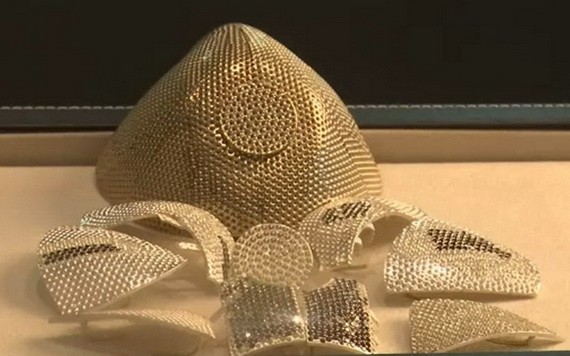 該口罩由18克拉白金製成，裝飾有3600顆白色和黑色鑽石。（圖源：互聯網）