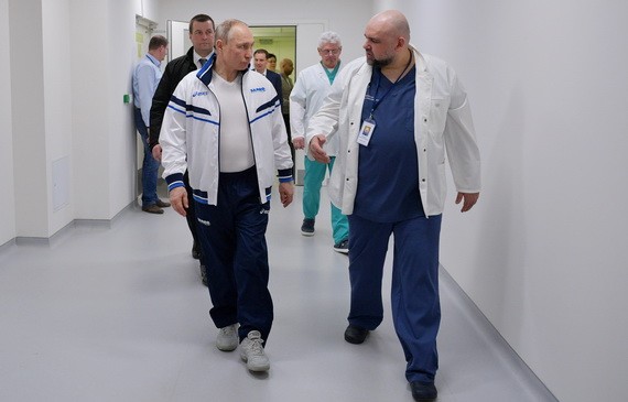 俄羅斯總統普京在莫斯科郊區視察一家治療新冠肺炎患者的醫院。（圖源：TASS）