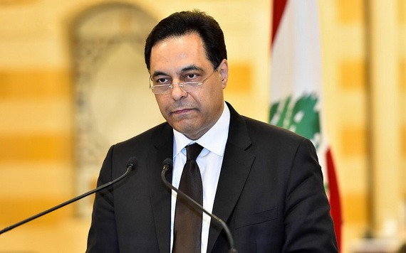 黎巴嫩總理迪亞卜在內閣會議之後在總理府大樓舉行新聞發佈會宣布辭職。（圖源：AFP）