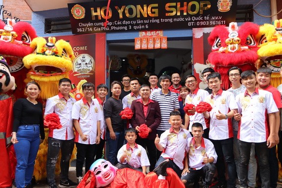 “HO YONG”龍獅用品專賣店於昨(13)日投入活動。