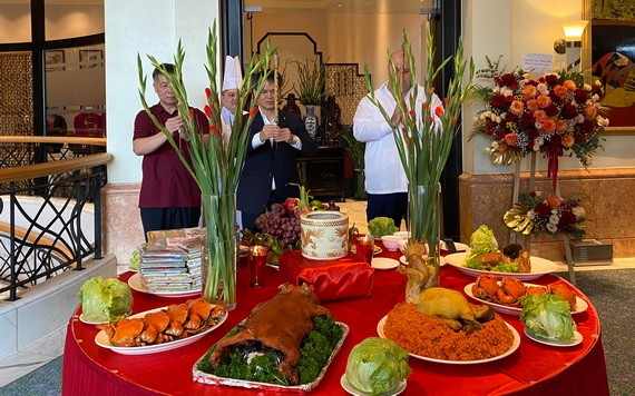 河內銀庭大酒家舉行華人傳統開張祭拜儀式。
