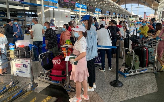 從馬來西亞撤回的我國公民在該國機場辦理行李托運手續。（圖源：寶芝）