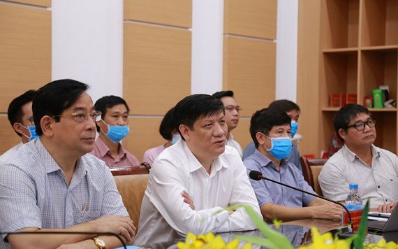 衛生部代部長阮清隆（前左二）在會上發表講話。（圖源：鄧論）