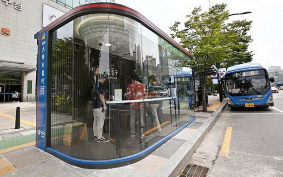 首爾街頭設立可測體溫的智能候車亭。 （圖源：AFP）