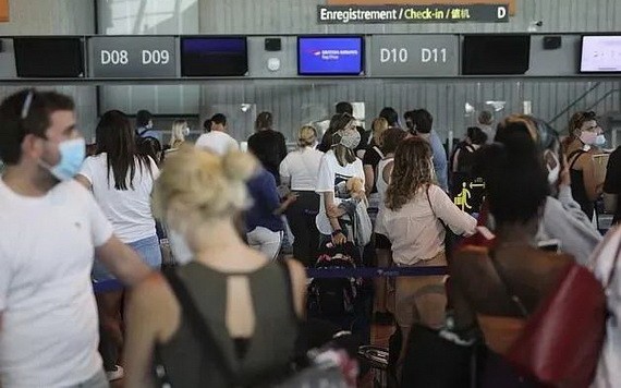 8月14日在法國尼斯機場等待返回英國的乘客。（圖源：AP）