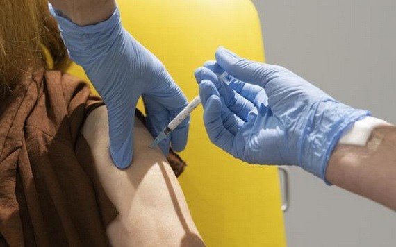 英國政府表示，目前有10萬人以上報名參加了英國的新冠病毒疫苗試驗。（圖源：《獨立報》）