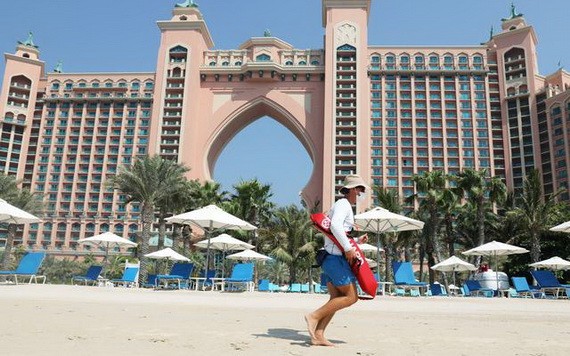 圖為迪拜地標建築五星級棕櫚島亞特蘭蒂斯酒店重新開放。（圖源：路透社）