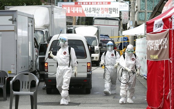 公共衛生職員在首爾一個「愛第一」教會址附近進行消毒。（圖源：AP）