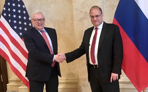 美國軍控問題特別代表馬歇爾‧比林斯利（右）與俄羅斯副外長謝爾蓋‧里亞布科夫（左）在維也納舉行會談。（圖源：推特）