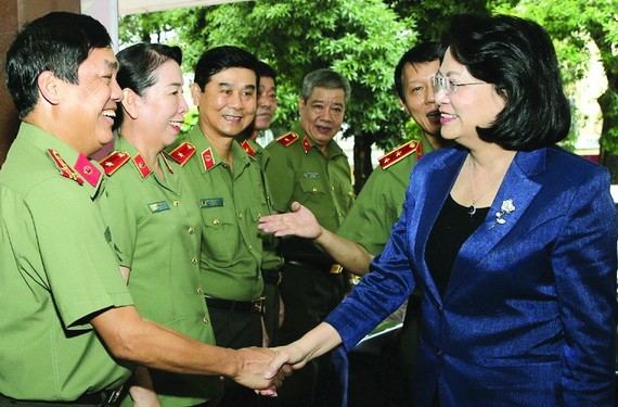 國家副主席鄧氏玉盛（右）與內部政治安寧局幹部們親切握手、互致問候。（圖源：VGP）