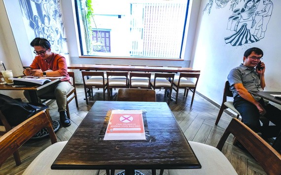 河內咖啡廳實施社交距離。（圖源：南陳）
