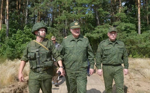 白俄羅斯總統亞歷山大‧盧卡申科（中）22日親往視察格羅德諾軍事基地。（圖源：路透社）