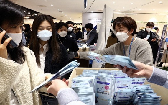 韓國首爾市人們正選購口罩。（圖源：Getty Images）