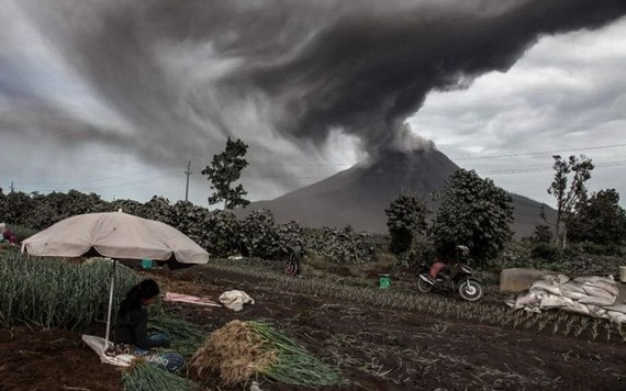 火山灰噴發至高空。（圖源：Getty Images）