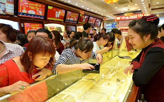 消費者在選購黃金首飾。