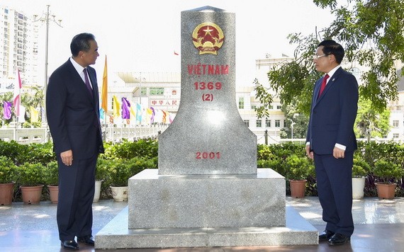 政府副總理、外交部長范平明（右）與中國國務委員、外交部長王毅一同出席活動。（圖源：越通社）