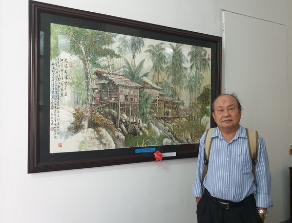 華人畫家、人民藝人張路與獲得二等獎的作品“山島春曉”。