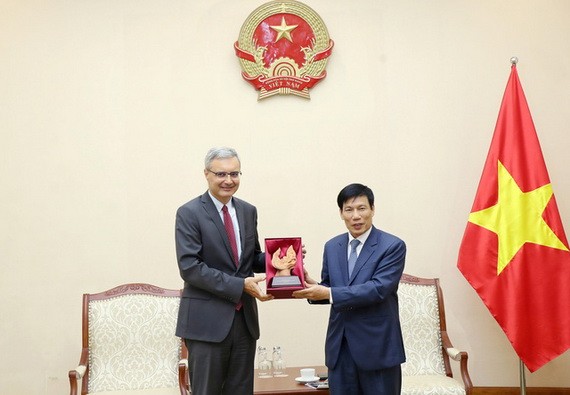 文體與旅遊部長阮玉善（右）向法國駐越南大使尼古拉斯‧華納贈送紀念品。（圖源：）