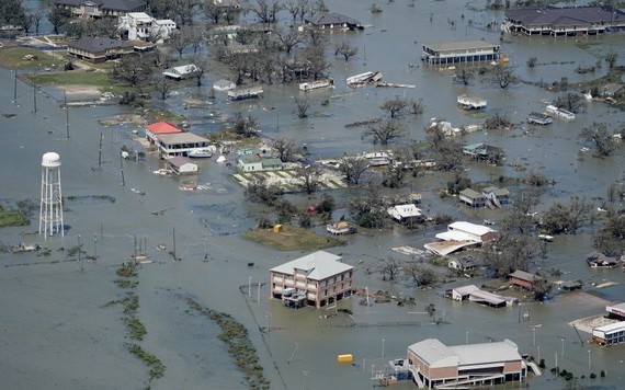 強颶風“勞拉”登陸美國路易斯安那州，狂風暴雨為當地釀成嚴重災情。圖為重災區城鎮查爾斯湖。（圖源：AP）