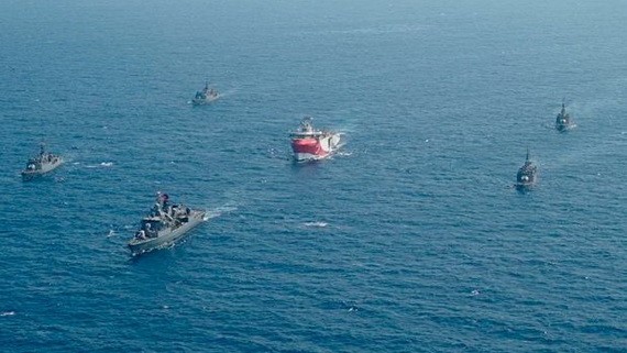 土耳其國防部當地時間26日表示，土耳其和美國當天在東地中海進行海上軍事演習。（圖源：AP）