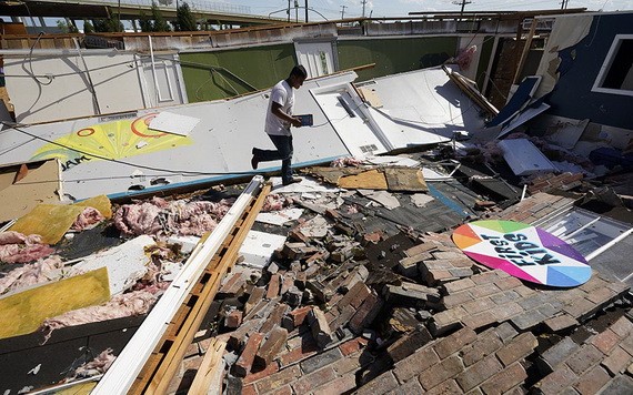 當地時間8月27日，美國德州橘縣的第一五旬節教堂被四級的勞拉颶風摧毀，班哲明·魯納幫助從兒童區收拾東西 。（圖源：AP）