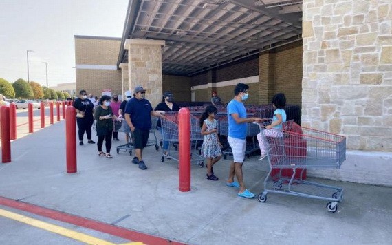 美國得克薩斯州休斯敦地區一超市外排起長隊，當地民眾為應對颶風災害而採購物資。