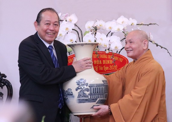 政府常務副總理張和平（左）向越南佛教教會理事會主席釋善仁贈送禮物。（圖源：VNA）