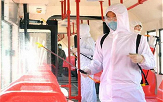 一名朝鮮防疫人員對公車進行消毒。（圖源：韓聯社）
