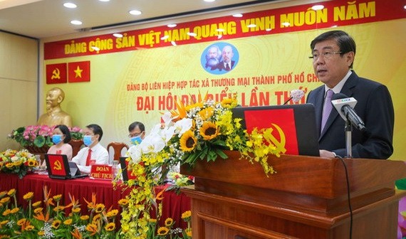 市人委會主席阮成鋒在會上發表講話。（圖源：勇芳）