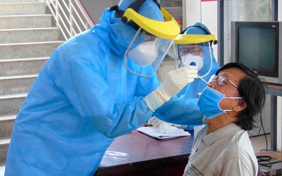 越南連續３天無境內確診。圖為醫護人員向新冠肺炎疑似患者進行鼻拭子取樣測試。（示意圖源：田升）