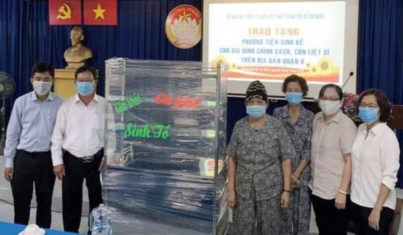 市越南祖國陣線委員會向第六郡政策家庭贈送謀生工具。