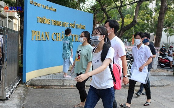 峴港市高考生步入考場。（圖源：黎心）