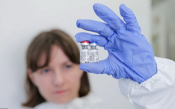 在位於俄羅斯首都莫斯科的“加馬列亞”流行病與微生物學國家研究中心，工作人員展示新冠疫苗。（圖源：East News）