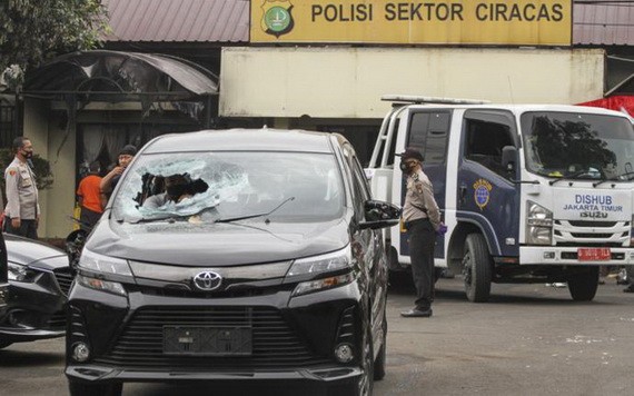 印尼芝拉卡警察局上星期六遭暴力襲擊，警用汽車和巴士被砸壞。（圖源：互聯網）