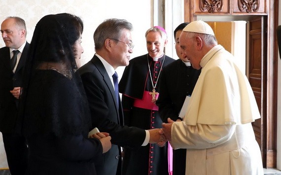 2018年10月16日，在教廷教皇廳，文在寅（左）與教皇方濟各親切交談。 （圖源：韓聯社）