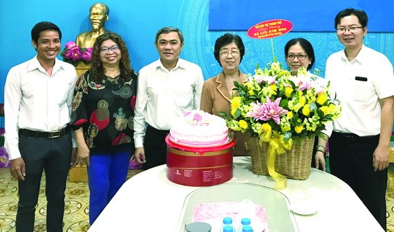 市民族處主任黃文鴻玉(左三)與各代表向劉金華同志(右三)祝賀。