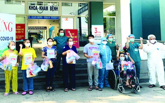 9月7日，峴港野戰醫院治癒出院的8名患者同醫護人員合照。（圖源：峴港報）