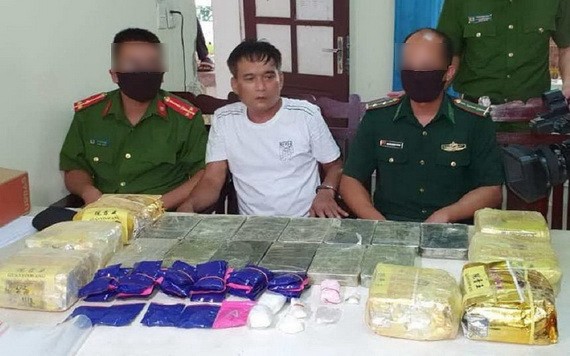被拘捕的毒犯陳文慶（左二）與毒品物證。（圖源：警方提供）