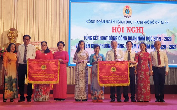 市教育與培訓廳工會獲越南勞動聯團錦旗。