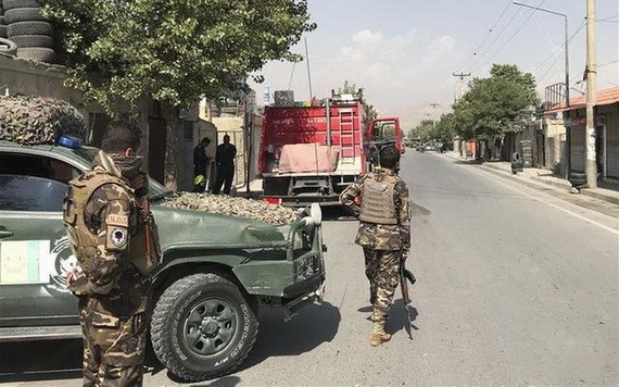 9月9日，安全人員在阿富汗首都喀布爾的襲擊現場附近警戒。（圖源：新華社）