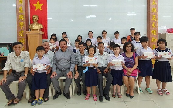 劉立政總經理(前排左三)與各華文中心老師、學生合照。