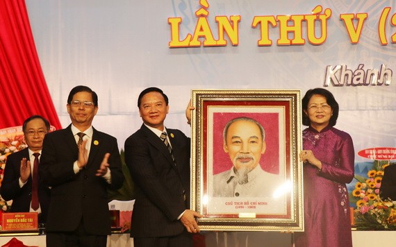 國家副主席鄧氏玉盛（右）向慶和省政治學校贈送胡伯伯肖像。（圖源：越通社）