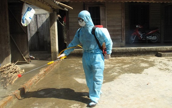 防疫人員在吉仙鎮民居區進行噴射消毒。（圖源：慶福）