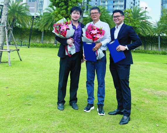 千禧龍集團董事長郭志鋒先生(中)與RIVIU創辦股東進行簽約儀式。
