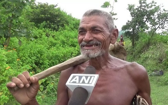 70歲的農民布延接受記者採訪。（圖源：互聯網）