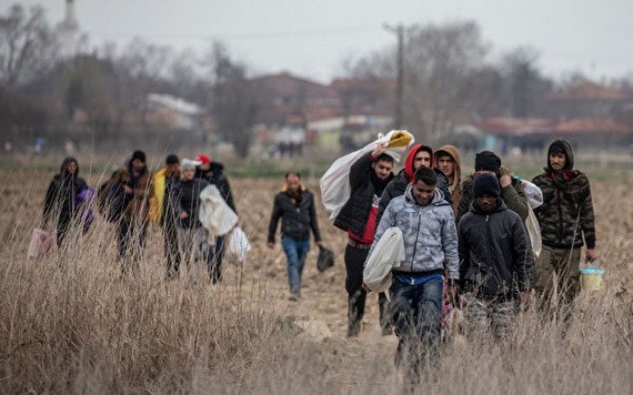 2月底，土耳其突然宣佈開放邊境後，難民湧入土耳其和希臘邊境，希望從希臘進入歐盟。（圖源：Getty Images）