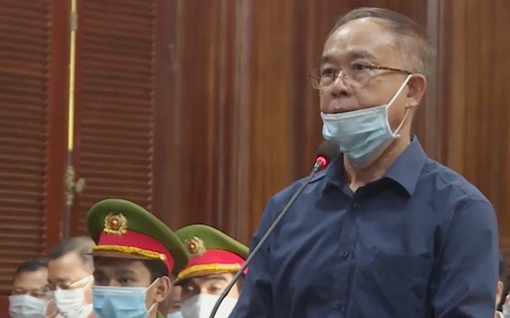 市人委會原常務副主席阮成才在法庭上回答審判委會的審問。（圖源：NL）