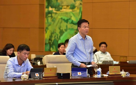 司法部長黎成隆（站）在會議上發言。（圖源：Quochoi.vn）
