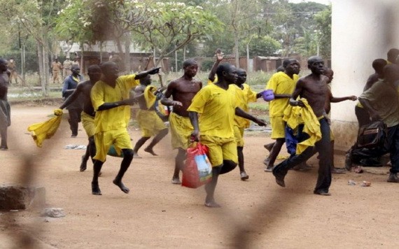 烏干達一所監獄內的219名囚犯越獄，其中一些囚犯逃跑前偷走AK-47步槍和彈藥。（圖源：ShaunTV）