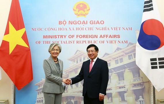 政府副總理、外交部長范平明（右）與韓國外交部部長康京和舉行會談。（圖源：海明）